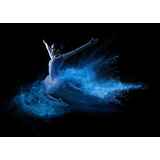 Χορεύτρια πηδάει μέσα σε μπλε σκόνη