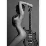 Σέξι γυναίκα με μία κιθάρα