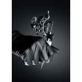 Καλλιτέχνης με μηχάνημα για τατουάζ