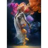 Μοντέλο μέσα σε πολύχρωμα σύννεφα