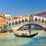 Γόνδολα κάτω από την γέφυρα Rialto στην Ιταλία