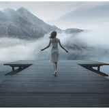 Κοπέλα πάνω σε ξύλινη γέφυρα