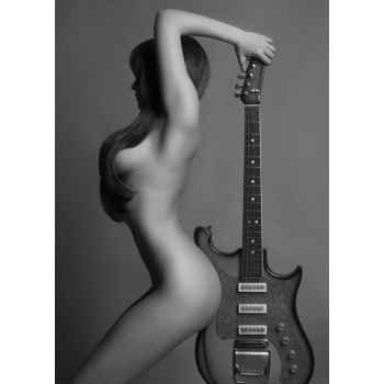 Σέξι γυναίκα με μία κιθάρα
