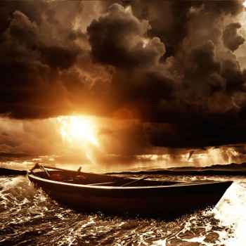 Ξύλινη βάρκα σε αγριεμένη θάλασσα