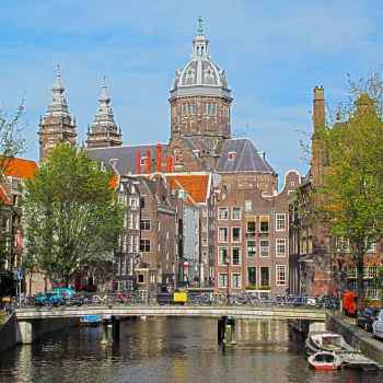 Η πόλη του Άμστερνταμ με φόντο εκκλησία