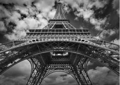 Πύργος του Άιφελ στο συννεφιασμένο Παρίσι