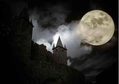 Μεσαιωνικό ευρωπαϊκό κάστρο στην πανσέληνο