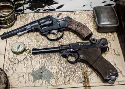 Δύο όπλα πάνω σε χάρτη