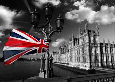 Το κοινοβούλιο της Αγγλίας με την σημαία της