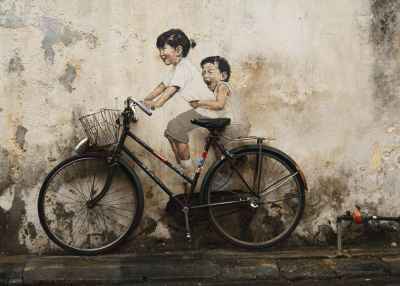 Ζωγραφισμένα παιδιά πάνω σε ποδήλατο στην Μαλαισία