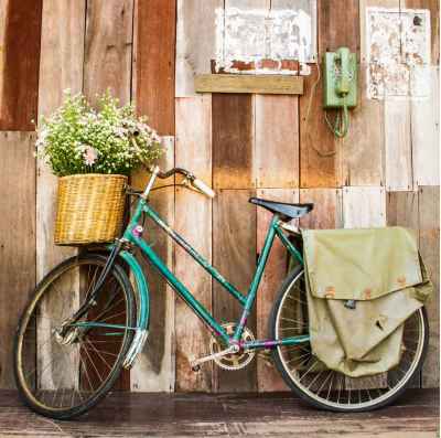 Παλιό ποδήλατο σε ξύλινο σπίτι