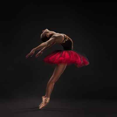 Χορεύτρια μπαλέτου σε σκούρο φόντο