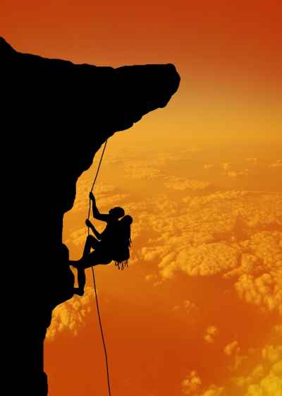 Ορειβάτης στο ηλιοβασίλεμα