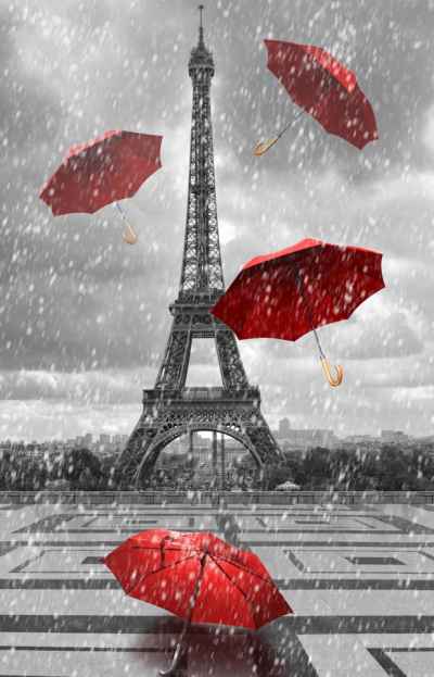 Ασπρόμαυρος πύργος του Άιφελ με αιωρούμενες κόκκινες ομπρέλες