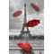 Ασπρόμαυρος πύργος του Άιφελ με αιωρούμενες κόκκινες ομπρέλες